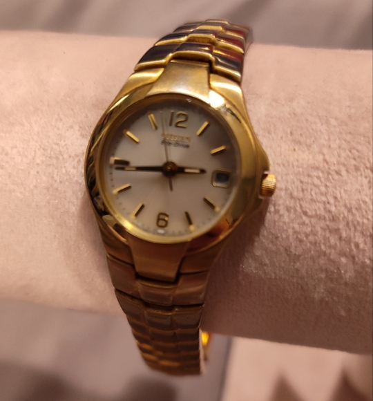 Vintage CITIZEN Women's Watch (NEEDS A BATTERY)